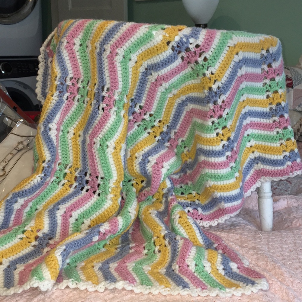 - Afghan baby Afghan white with bright pastels (7009).